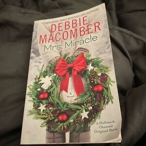 5/$8 📚 Mrs. Miracle by Debbie Macomber Book